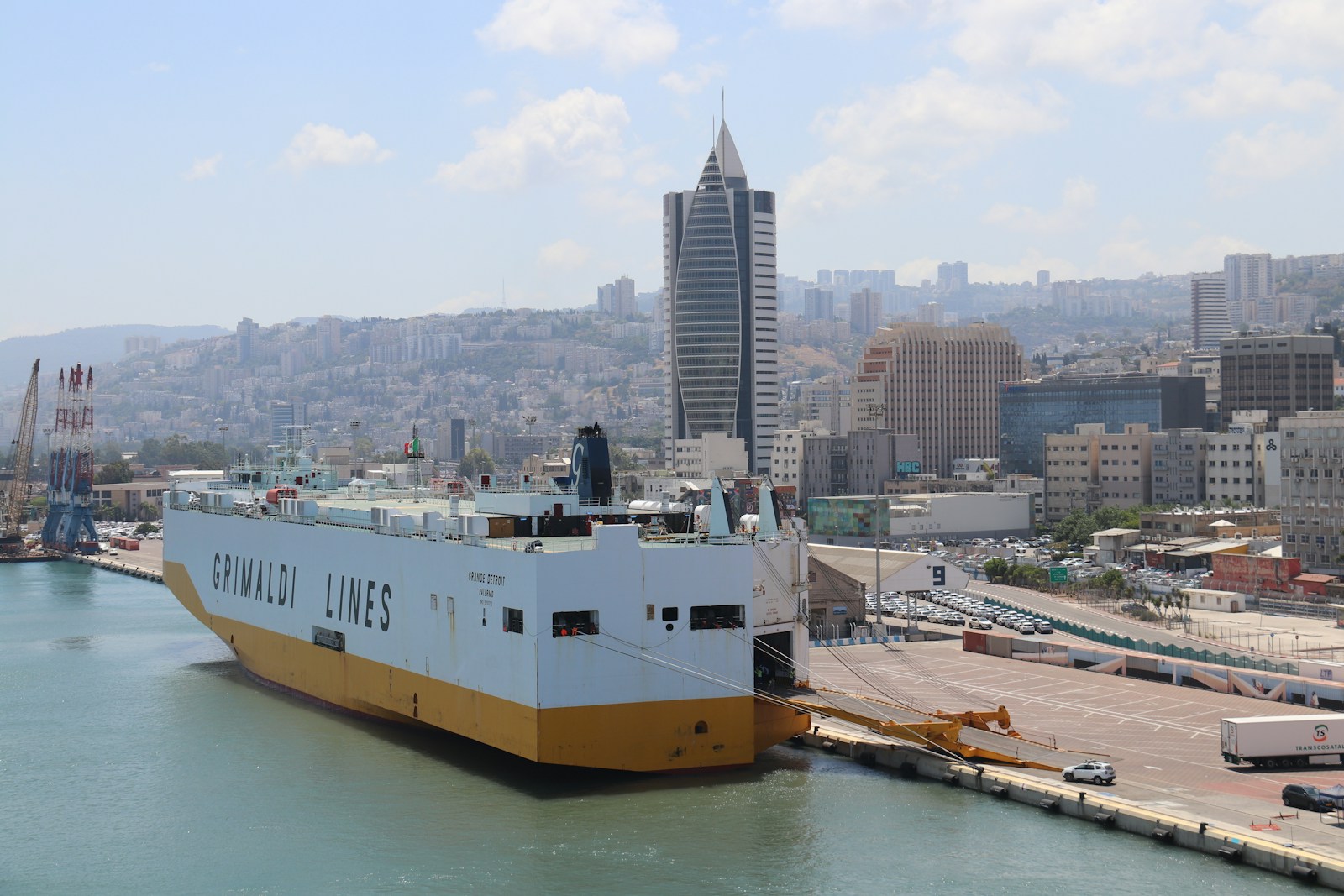 אונייה גדולה עוגנת בנמל חיפה