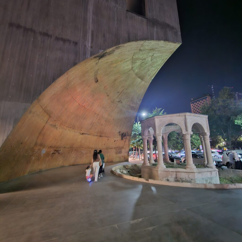 מבנה חדש בטירנה